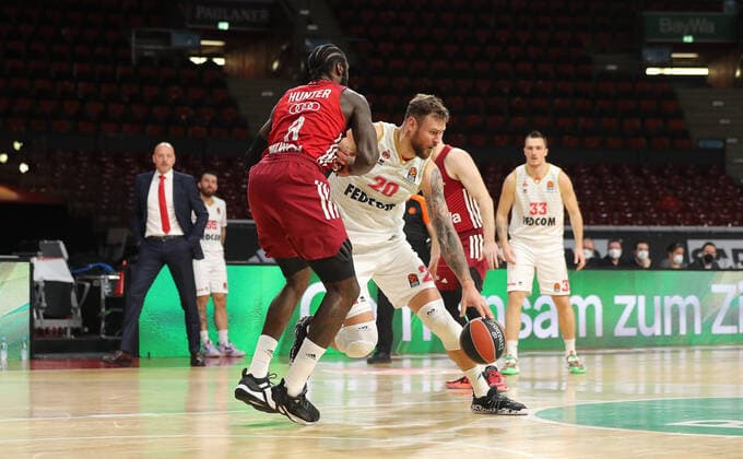 Othello Hunter (Bayern Basketball, 8) blockt Donatas Motiejunas (AS Monaco, 20) GER, FC Bayern Basketball vs. AS Monaco, Basketball, EuroLeague, Saison 2021 2022, 13.01.2022, GER, FC Bayern Basketball vs. AS Monaco, Basketball, EuroLeague, Saison 2021 2022, 13.01.2022 Muenchen Copyright: xEIBNER MarcelxEngelbrechtx EP_EER