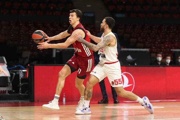 Vladimir Lucic (Bayern Basketball, 11) behauptet den Ball gegen Mike James (AS Monaco, 55) GER, FC Bayern Basketball vs. AS Monaco, Basketball, EuroLeague, Saison 2021 2022, 13.01.2022, GER, FC Bayern Basketball vs. AS Monaco, Basketball, EuroLeague, Saison 2021 2022, 13.01.2022 Muenchen Copyright: xEIBNER MarcelxEngelbrechtx EP_EER