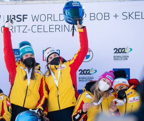Kim Kalicki, Lisa Buckwitz (Deutschland) jubeln ueber den Sieg im Weltcup, CH, IBSF Weltcup und Europameisterschaft, St. Moritz Zweierbob Damen, 16.01.2022, Saison 2021 2022 CH, IBSF Weltcup und Europameisterschaft, St. Moritz Zweierbob Damen, 16.01.2022, Saison 2021 2022 Copyright: xEibner Memmlerx EP_MMR