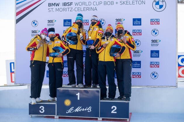 Podium fuer das Weltcuprennen mit Laura Nolte, Deborah Levi (Deutschland, BSC Winterberg), Kim Kalicki, Lisa Buckwitz (Deutschland), Mariama Jamanka, Kira Lipperheide (Deutschland) beim deutschen Dreifachsieg, CH, IBSF Weltcup und Europameisterschaft, St. Moritz Zweierbob Damen, 16.01.2022, Saison 2021 2022 CH, IBSF Weltcup und Europameisterschaft, St. Moritz Zweierbob Damen, 16.01.2022, Saison 2021 2022 Copyright: xEibner Memmlerx EP_MMR