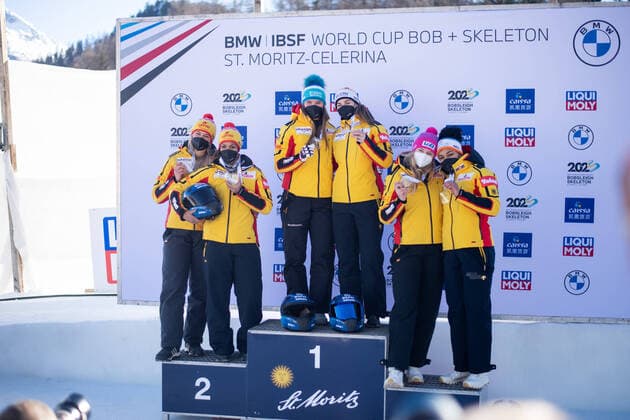 Podium der Europameisterschaft mit Laura Nolte, Deborah Levi (Deutschland, BSC Winterberg), Kim Kalicki, Lisa Buckwitz (Deutschland), Mariama Jamanka, Kira Lipperheide (Deutschland) beim deutschen Dreifachsieg, CH, IBSF Weltcup und Europameisterschaft, St. Moritz Zweierbob Damen, 16.01.2022, Saison 2021 2022 CH, IBSF Weltcup und Europameisterschaft, St. Moritz Zweierbob Damen, 16.01.2022, Saison 2021 2022 Copyright: xEibner Memmlerx EP_MMR
