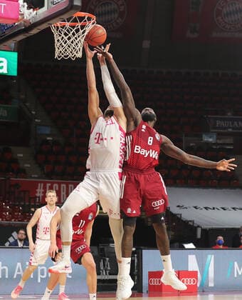 Othello Hunter (Bayern Basketball, 8) versucht Leon Kratzer (Telekom Baskets Bonn, 21) zu blocken. GER, FC Bayern Basketball vs. Telekom Baskets Bonn, 1. Bundesliga, Saison 2021 2022, 16.01.2022, GER, FC Bayern Basketball vs. Telekom Baskets Bonnl, 1. Bundesliga, Saison 2021 2022, 16.01.2022, Muenchen Copyright: xEIBNER MarcelxEngelbrechtx EP_EER