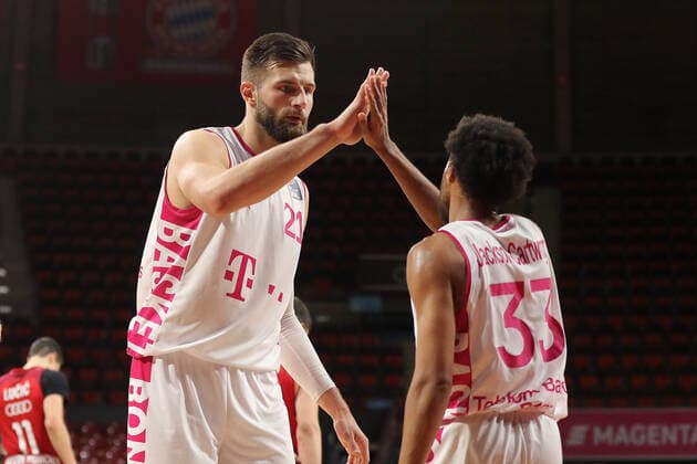 Leon Kratzer (Telekom Baskets Bonn, 21) klatscht mit Parker Jackson-Cartwright (Telekom Baskets Bonn, 33) ab. GER, FC Bayern Basketball vs. Telekom Baskets Bonn, 1. Bundesliga, Saison 2021 2022, 16.01.2022, GER, FC Bayern Basketball vs. Telekom Baskets Bonnl, 1. Bundesliga, Saison 2021 2022, 16.01.2022, Muenchen Copyright: xEIBNER MarcelxEngelbrechtx EP_EER