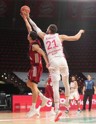 Vladimir Lucic (Bayern Basketball, 11) und Leon Kratzer (Telekom Baskets Bonn, 21) im Zweikampf GER, FC Bayern Basketball vs. Telekom Baskets Bonn, 1. Bundesliga, Saison 2021 2022, 16.01.2022, GER, FC Bayern Basketball vs. Telekom Baskets Bonnl, 1. Bundesliga, Saison 2021 2022, 16.01.2022, Muenchen Copyright: xEIBNER MarcelxEngelbrechtx EP_EER