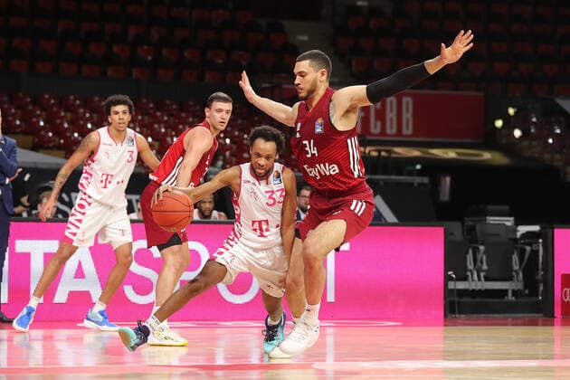 Gavin Schilling (Bayern Basketball, 34) blockt Parker Jackson-Cartwright (Telekom Baskets Bonn, 33) GER, FC Bayern Basketball vs. Telekom Baskets Bonn, 1. Bundesliga, Saison 2021 2022, 16.01.2022, GER, FC Bayern Basketball vs. Telekom Baskets Bonnl, 1. Bundesliga, Saison 2021 2022, 16.01.2022, Muenchen Copyright: xEIBNER MarcelxEngelbrechtx EP_EER
