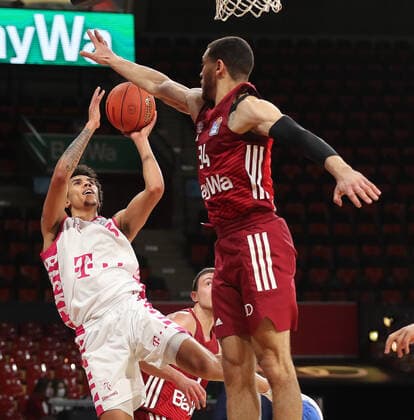 Gavin Schilling (Bayern Basketball, 34) versucht Tyson Ward (Telekom Baskets Bonn, 3) zu blocken GER, FC Bayern Basketball vs. Telekom Baskets Bonn, 1. Bundesliga, Saison 2021 2022, 16.01.2022, GER, FC Bayern Basketball vs. Telekom Baskets Bonnl, 1. Bundesliga, Saison 2021 2022, 16.01.2022, Muenchen Copyright: xEIBNER MarcelxEngelbrechtx EP_EER