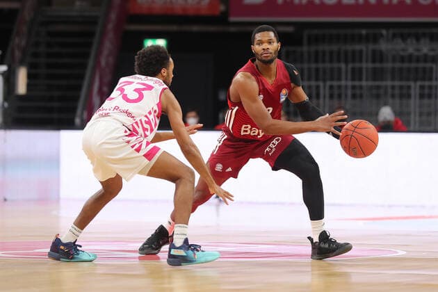 Zweikampf zwischen Parker Jackson-Cartwright (Telekom Baskets Bonn, 33) und Corey Walden (Bayern Basketball, 2) GER, FC Bayern Basketball vs. Telekom Baskets Bonn, 1. Bundesliga, Saison 2021 2022, 16.01.2022, GER, FC Bayern Basketball vs. Telekom Baskets Bonnl, 1. Bundesliga, Saison 2021 2022, 16.01.2022, Muenchen Copyright: xEIBNER MarcelxEngelbrechtx EP_EER