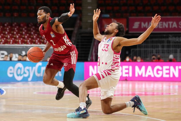 Corey Walden (Bayern Basketball, 2) foult Parker Jackson-Cartwright (Telekom Baskets Bonn, 33) GER, FC Bayern Basketball vs. Telekom Baskets Bonn, 1. Bundesliga, Saison 2021 2022, 16.01.2022, GER, FC Bayern Basketball vs. Telekom Baskets Bonnl, 1. Bundesliga, Saison 2021 2022, 16.01.2022, Muenchen Copyright: xEIBNER MarcelxEngelbrechtx EP_EER