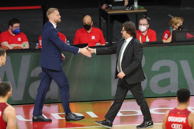 Tuomas Iisalo (Telekom Baskets Bonn, Chef-Trainer) und Andrea Trinchieri (Bayern Basketball, Chef-Trainer) geben sich die Hand. GER, FC Bayern Basketball vs. Telekom Baskets Bonn, 1. Bundesliga, Saison 2021 2022, 16.01.2022, GER, FC Bayern Basketball vs. Telekom Baskets Bonnl, 1. Bundesliga, Saison 2021 2022, 16.01.2022, Muenchen Copyright: xEIBNER MarcelxEngelbrechtx EP_EER