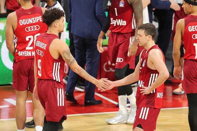 Joshua Obiesie (Bayern Basketball, 9) und Zan Mark Sisko (Bayern Basketball, 31) klatschen ab GER, FC Bayern Basketball vs. Telekom Baskets Bonn, 1. Bundesliga, Saison 2021 2022, 16.01.2022, GER, FC Bayern Basketball vs. Telekom Baskets Bonnl, 1. Bundesliga, Saison 2021 2022, 16.01.2022, Muenchen Copyright: xEIBNER MarcelxEngelbrechtx EP_EER