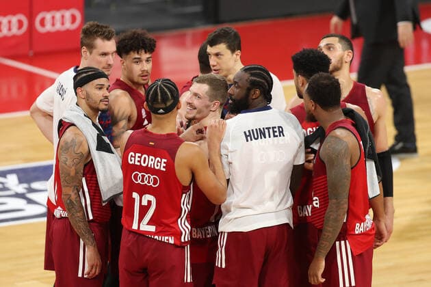 Spieler des FC Bayern Basketball nach Spielende GER, FC Bayern Basketball vs. Telekom Baskets Bonn, 1. Bundesliga, Saison 2021 2022, 16.01.2022, GER, FC Bayern Basketball vs. Telekom Baskets Bonnl, 1. Bundesliga, Saison 2021 2022, 16.01.2022, Muenchen Copyright: xEIBNER MarcelxEngelbrechtx EP_EER