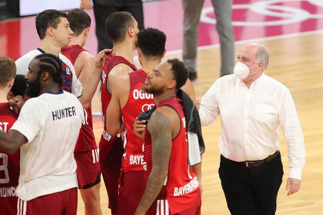 Ehrenpraesident Uli Hoeneß gratuliert der Mannschaft zum Sieg. GER, FC Bayern Basketball vs. Telekom Baskets Bonn, 1. Bundesliga, Saison 2021 2022, 16.01.2022, GER, FC Bayern Basketball vs. Telekom Baskets Bonnl, 1. Bundesliga, Saison 2021 2022, 16.01.2022, Muenchen Copyright: xEIBNER MarcelxEngelbrechtx EP_EER