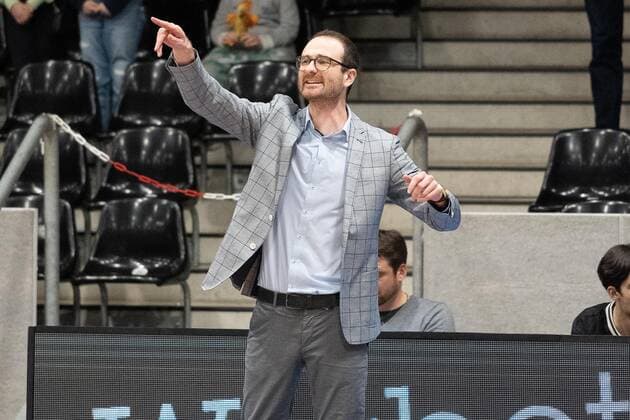 Johannes Huebner(TEAM Ehingen Urspring, Co-Trainer) an der Seitenlinie der Krollmann Arena, im Hintergrund Felix Czerny (TEAM Ehingen Urspring, Cheftrainer), Phoenix Hagen vs. TEAM Ehingen Urspring, BARMER 2. Basketball Bundesliga, 20. Spieltag, Saison 2021 2022, 15.01.2022 Phoenix Hagen vs. TEAM Ehingen Urspring, BARMER 2. Basketball Bundesliga, 20. Spieltag, Saison 2021 2022, 15.01.2022 Hagen Copyright: xFabianxFriesex xEibner-Pressefotx EP_FFE