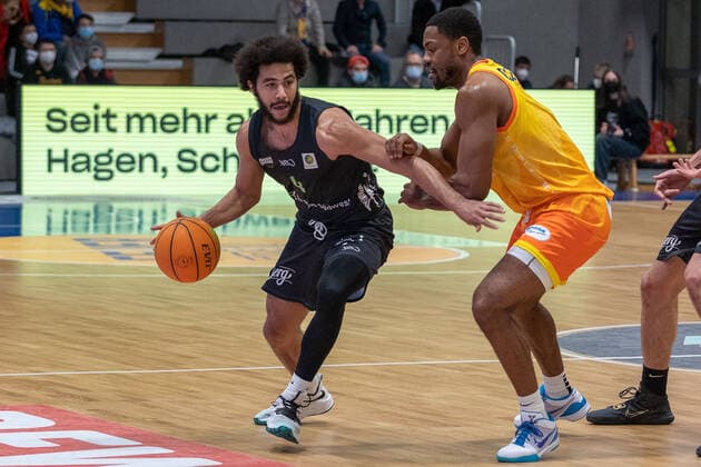 Zweikampf zwischen Tyler Cheese (TEAM Ehingen Urspring, 04) und Shwan Occeus (Phoenix Hagen, 01), Phoenix Hagen vs. TEAM Ehingen Urspring, BARMER 2. Basketball Bundesliga, 20. Spieltag, Saison 2021 2022, 15.01.2022 Phoenix Hagen vs. TEAM Ehingen Urspring, BARMER 2. Basketball Bundesliga, 20. Spieltag, Saison 2021 2022, 15.01.2022 Hagen Copyright: xFabianxFriesex xEibner-Pressefotx EP_FFE