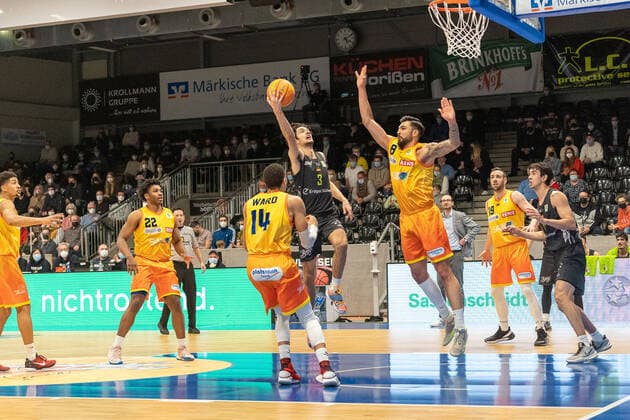 Tim Martinez (TEAM Ehingen Urspring, 03) steigt auf zum Korb, Marcel Kessen (Phoenix Hagen, 08) in der Defense, Phoenix Hagen vs. TEAM Ehingen Urspring, BARMER 2. Basketball Bundesliga, 20. Spieltag, Saison 2021 2022, 15.01.2022 Phoenix Hagen vs. TEAM Ehingen Urspring, BARMER 2. Basketball Bundesliga, 20. Spieltag, Saison 2021 2022, 15.01.2022 Hagen Copyright: xFabianxFriesex xEibner-Pressefotx EP_FFE