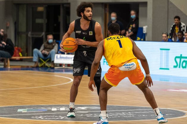 Zweikampf Tyler Cheese (TEAM Ehingen Urspring, 04) und Shwan Occeus (Phoenix Hagen, 01), Phoenix Hagen vs. TEAM Ehingen Urspring, BARMER 2. Basketball Bundesliga, 20. Spieltag, Saison 2021 2022, 15.01.2022 Phoenix Hagen vs. TEAM Ehingen Urspring, BARMER 2. Basketball Bundesliga, 20. Spieltag, Saison 2021 2022, 15.01.2022 Hagen Copyright: xFabianxFriesex xEibner-Pressefotx EP_FFE