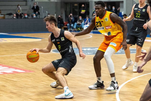 Jonathan Diederich (TEAM Ehingen Urspring, 08) gegen Melkisedek Moreaux (Phoenix Hagen, 23), Phoenix Hagen vs. TEAM Ehingen Urspring, BARMER 2. Basketball Bundesliga, 20. Spieltag, Saison 2021 2022, 15.01.2022 Phoenix Hagen vs. TEAM Ehingen Urspring, BARMER 2. Basketball Bundesliga, 20. Spieltag, Saison 2021 2022, 15.01.2022 Hagen Copyright: xFabianxFriesex xEibner-Pressefotx EP_FFE