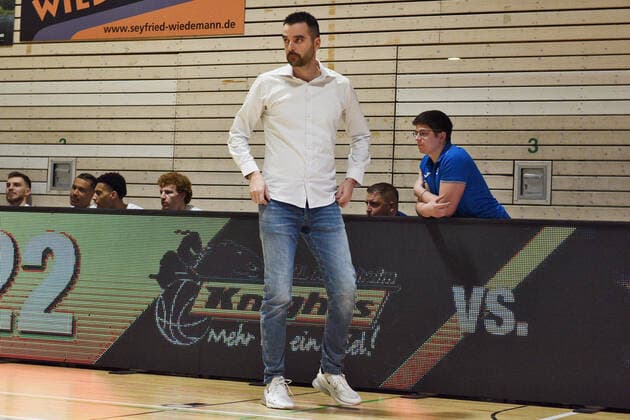 Aleksandar Scepanovic (PS Karlsruhe Lions Haed Coach) VfL Kirchheim Knights vs. PS Karlsruhe Lions Basketball, Maenner, Barmer, 2.Basketball Bundesliga, ProA Hauptrunde , 20.Spieltag, 16.01.2022 Foto:Eibner Tobias Baur VfL Kirchheim Knights vs. PS Karlsruhe Lions Basketball, Barmer, 2. Basketball Bundesliga, 2.BBL, Liga Pro A, 20.Spieltag, 16.01.2022 Kirchheim Teck Copyright: xEibner-Pressefotox EP_TBR
