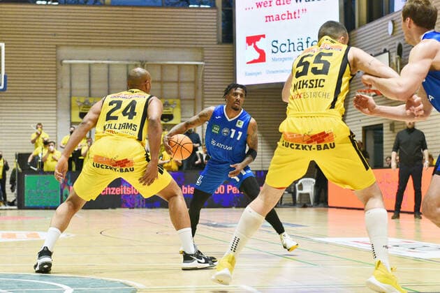 Stanley Mace Whittaker jr. (PS Karlsruhe Lions 11) gegen Jonathon Williams (VfL Kirchheim Knights 24) VfL Kirchheim Knights vs. PS Karlsruhe Lions Basketball, Maenner, Barmer, 2.Basketball Bundesliga, ProA Hauptrunde , 20.Spieltag, 16.01.2022 Foto:Eibner Tobias Baur VfL Kirchheim Knights vs. PS Karlsruhe Lions Basketball, Barmer, 2. Basketball Bundesliga, 2.BBL, Liga Pro A, 20.Spieltag, 16.01.2022 Kirchheim Teck Copyright: xEibner-Pressefotox EP_TBR