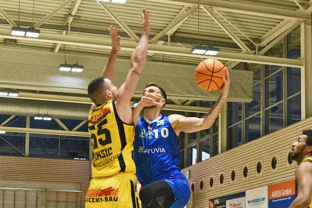 Ferdinand Zylka (PS Karlsruhe Lions 10) gegen Karlo Miksic (VfL Kirchheim Knights 55) VfL Kirchheim Knights vs. PS Karlsruhe Lions Basketball, Maenner, Barmer, 2.Basketball Bundesliga, ProA Hauptrunde , 20.Spieltag, 16.01.2022 Foto:Eibner Tobias Baur VfL Kirchheim Knights vs. PS Karlsruhe Lions Basketball, Barmer, 2. Basketball Bundesliga, 2.BBL, Liga Pro A, 20.Spieltag, 16.01.2022 Kirchheim Teck Copyright: xEibner-Pressefotox EP_TBR