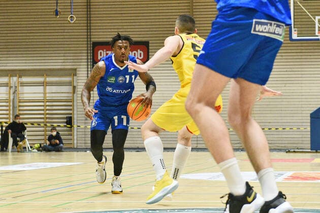 Stanley Mace Whittaker jr. (PS Karlsruhe Lions 11) gegen Karlo Miksic (VfL Kirchheim Knights 55) VfL Kirchheim Knights vs. PS Karlsruhe Lions Basketball, Maenner, Barmer, 2.Basketball Bundesliga, ProA Hauptrunde , 20.Spieltag, 16.01.2022 Foto:Eibner Tobias Baur VfL Kirchheim Knights vs. PS Karlsruhe Lions Basketball, Barmer, 2. Basketball Bundesliga, 2.BBL, Liga Pro A, 20.Spieltag, 16.01.2022 Kirchheim Teck Copyright: xEibner-Pressefotox EP_TBR