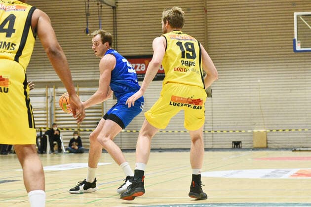 Tom-Niclas Alte (PS Karlsruhe Lions 33) gegen Till Pape (VfL Kirchheim Knights 19) VfL Kirchheim Knights vs. PS Karlsruhe Lions Basketball, Maenner, Barmer, 2.Basketball Bundesliga, ProA Hauptrunde , 20.Spieltag, 16.01.2022 Foto:Eibner Tobias Baur VfL Kirchheim Knights vs. PS Karlsruhe Lions Basketball, Barmer, 2. Basketball Bundesliga, 2.BBL, Liga Pro A, 20.Spieltag, 16.01.2022 Kirchheim Teck Copyright: xEibner-Pressefotox EP_TBR