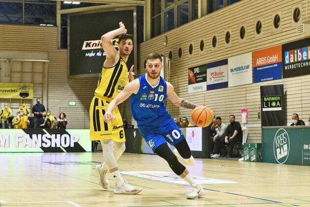 Ferdinand Zylka (PS Karlsruhe Lions 10) gegen Luka Kamber (VfL Kirchheim Knights 6) VfL Kirchheim Knights vs. PS Karlsruhe Lions Basketball, Maenner, Barmer, 2.Basketball Bundesliga, ProA Hauptrunde , 20.Spieltag, 16.01.2022 Foto:Eibner Tobias Baur VfL Kirchheim Knights vs. PS Karlsruhe Lions Basketball, Barmer, 2. Basketball Bundesliga, 2.BBL, Liga Pro A, 20.Spieltag, 16.01.2022 Kirchheim Teck Copyright: xEibner-Pressefotox EP_TBR