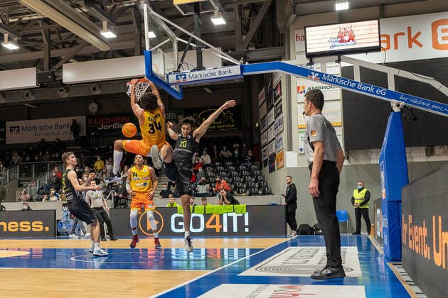 TEAM Ehingen kaempft hart um jeden Punkt, Javon Baumann (Phoenix Hagen, 34) haengt am Korb, Takiula Fahrensohn (TEAM Ehingen Urspring, 20) hat versucht zu verteidigen, Phoenix Hagen vs. TEAM Ehingen Urspring, BARMER 2. Basketball Bundesliga, 20. Spieltag, Saison 2021 2022, 15.01.2022 Phoenix Hagen vs. TEAM Ehingen Urspring, BARMER 2. Basketball Bundesliga, 20. Spieltag, Saison 2021 2022, 15.01.2022 Hagen Copyright: xFabianxFriesex xEibner-Pressefotx EP_FFE