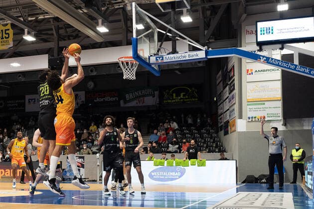 Takiula Fahrensohn (TEAM Ehingen Urspring, 20) und Javon Baumann (Phoenix Hagen, 34) am Korb von TEAM Ehingen, Phoenix Hagen vs. TEAM Ehingen Urspring, BARMER 2. Basketball Bundesliga, 20. Spieltag, Saison 2021 2022, 15.01.2022 Phoenix Hagen vs. TEAM Ehingen Urspring, BARMER 2. Basketball Bundesliga, 20. Spieltag, Saison 2021 2022, 15.01.2022 Hagen Copyright: xFabianxFriesex xEibner-Pressefotx EP_FFE
