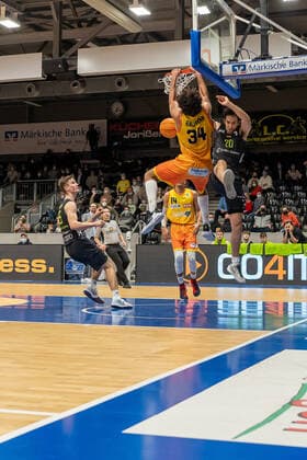 Javon Baumann (Phoenix Hagen, 34) versenkt den Ball im Netz, Takiula Fahrensohn (TEAM Ehingen Urspring, 20) kommt zu spaet, Phoenix Hagen vs. TEAM Ehingen Urspring, BARMER 2. Basketball Bundesliga, 20. Spieltag, Saison 2021 2022, 15.01.2022 Phoenix Hagen vs. TEAM Ehingen Urspring, BARMER 2. Basketball Bundesliga, 20. Spieltag, Saison 2021 2022, 15.01.2022 Hagen Copyright: xFabianxFriesex xEibner-Pressefotx EP_FFE