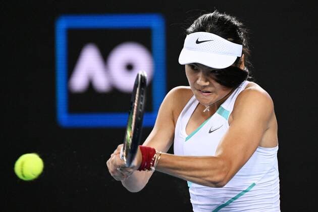 Mandatory Credit: Photo by James Gourley Shutterstock (12763707iz) Emma Raducanu during her first round match Australian Open, Day Two, Tennis, Melbourne Park, Melbourne, Australia - 18 Jan 2022 Australian Open, Day Two, Tennis, Melbourne Park, Melbourne, Australia - 18 Jan 2022 Copyright: xJamesxGourley Shutterstockx 12763707iz