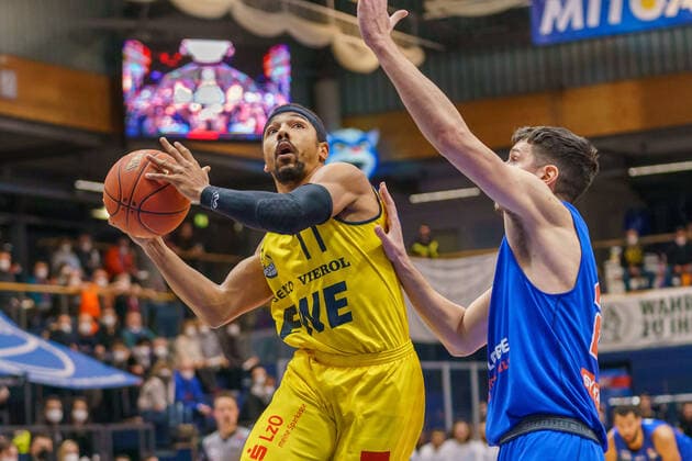 Phil Pressey (Oldenburg, 11), Goran Huskic (MBC, 23), Syntainics MBC vs. EWE Baskets Oldenburg, Basketball Bundesliga, Maenner, 2021 2022, 12. Spieltag, Nachholspiel, 18.01.2022, Syntainics MBC vs. EWE Baskets Oldenburg, Basketball Bundesliga, Maenner, 2021 2022, 12. Spieltag, Nachholspiel, 18.01.2022, Weissenfels Copyright: xEibner-Pressefoto EckehardxSchulzx EP_EER