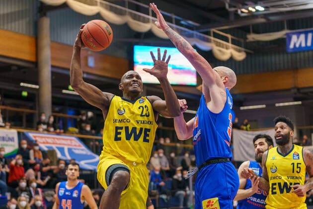 Rickey Paulding (Oldenburg, 23), Reggie Upshaw (MBC, 30), Syntainics MBC vs. EWE Baskets Oldenburg, Basketball Bundesliga, Maenner, 2021 2022, 12. Spieltag, Nachholspiel, 18.01.2022, Syntainics MBC vs. EWE Baskets Oldenburg, Basketball Bundesliga, Maenner, 2021 2022, 12. Spieltag, Nachholspiel, 18.01.2022, Weissenfels Copyright: xEibner-Pressefoto EckehardxSchulzx EP_EER