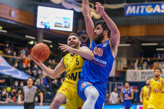 Matt Farrell (Oldenburg, 5), Behnam Yakhchali (MBC, 88), Syntainics MBC vs. EWE Baskets Oldenburg, Basketball Bundesliga, Maenner, 2021 2022, 12. Spieltag, Nachholspiel, 18.01.2022, Syntainics MBC vs. EWE Baskets Oldenburg, Basketball Bundesliga, Maenner, 2021 2022, 12. Spieltag, Nachholspiel, 18.01.2022, Weissenfels Copyright: xEibner-Pressefoto EckehardxSchulzx EP_EER