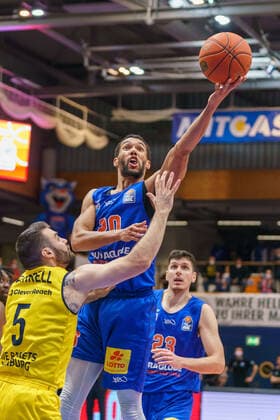 Matt Farrell (Oldenburg, 5), Jamel Morris (MBC, 20), Goran Huskic (MBC, 23), Syntainics MBC vs. EWE Baskets Oldenburg, Basketball Bundesliga, Maenner, 2021 2022, 12. Spieltag, Nachholspiel, 18.01.2022, Syntainics MBC vs. EWE Baskets Oldenburg, Basketball Bundesliga, Maenner, 2021 2022, 12. Spieltag, Nachholspiel, 18.01.2022, Weissenfels Copyright: xEibner-Pressefoto EckehardxSchulzx EP_EER