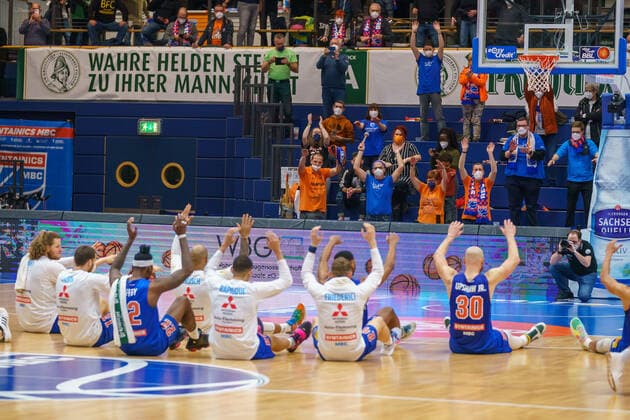Woelfe feiern mit Fans den 87:82 Heimsieg, Jubel, Syntainics MBC vs. EWE Baskets Oldenburg, Basketball Bundesliga, Maenner, 2021 2022, 12. Spieltag, Nachholspiel, 18.01.2022, Syntainics MBC vs. EWE Baskets Oldenburg, Basketball Bundesliga, Maenner, 2021 2022, 12. Spieltag, Nachholspiel, 18.01.2022, Weissenfels Copyright: xEibner-Pressefoto EckehardxSchulzx EP_EER