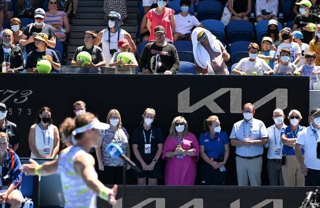 Mandatory Credit: Photo by James Gourley Shutterstock (12765058cp) Fans acknowledge Samantha Stosur after defeat and retirement from singles Australian Open, Day Four, Tennis, Melbourne Park, Melbourne, Australia - 20 Jan 2022 Australian Open, Day Four, Tennis, Melbourne Park, Melbourne, Australia - 20 Jan 2022 Copyright: xJamesxGourley Shutterstockx 12765058cp