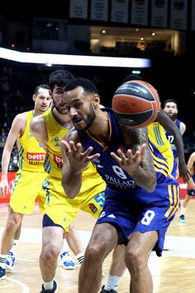 DEU, EuroLaegue, ALBA vs. Real Madrid, 20.01.2022, Mercedes-Benz-Arena, Berlin, DEU, EuroLaegue, ALBA vs. Real Madrid, im Bild Yovel Zoosman (ALBA Berlin 50), Adam Hanga (Real Madrid 8)