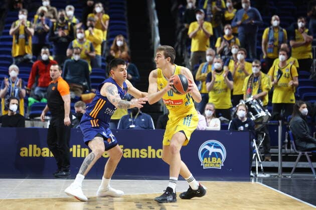 DEU, EuroLaegue, ALBA vs. Real Madrid, 20.01.2022, Mercedes-Benz-Arena, Berlin, DEU, EuroLaegue, ALBA vs. Real Madrid, im Bild Tim Schneider (ALBA Berlin 10), Gabriel Deck (Real Madrid 14)
