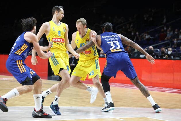 DEU, EuroLaegue, ALBA vs. Real Madrid, 20.01.2022, Mercedes-Benz-Arena, Berlin, DEU, EuroLaegue, ALBA vs. Real Madrid, im Bild Luke Sikma (ALBA Berlin 43), Marcus Eriksson (ALBA Berlin 8), Trey Thompkins (Real Madrid 33), Sergio Llull (Real Madrid 23)