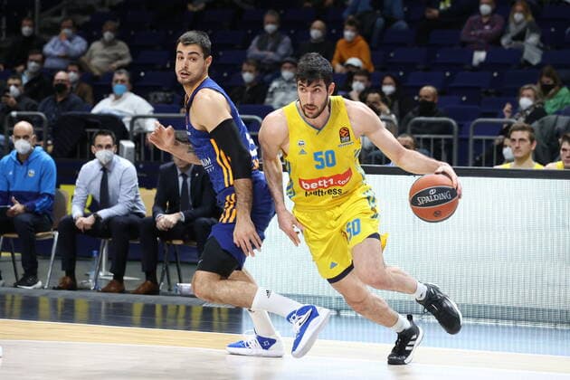 DEU, EuroLaegue, ALBA vs. Real Madrid, 20.01.2022, Mercedes-Benz-Arena, Berlin, DEU, EuroLaegue, ALBA vs. Real Madrid, im Bild Yovel Zoosman (ALBA Berlin 50), Alberto Abalde Diaz (Real Madrid 6)