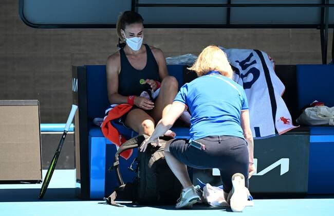 Mandatory Credit: Photo by James Gourley Shutterstock (12765086ah) Nuria Parrizas Diaz receives treatment on her foot Australian Open, Day Five, Tennis, Melbourne Park, Melbourne, Australia - 21 Jan 2022 Australian Open, Day Five, Tennis, Melbourne Park, Melbourne, Australia - 21 Jan 2022 Copyright: xJamesxGourley Shutterstockx 12765086ah