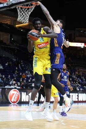DEU, EuroLaegue, ALBA vs. Real Madrid, 20.01.2022, Mercedes-Benz-Arena, Berlin, DEU, EuroLaegue, ALBA vs. Real Madrid, im Bild Christ Koumadje (ALBA Berlin 21), Vincent Poirier (Real Madrid 17)