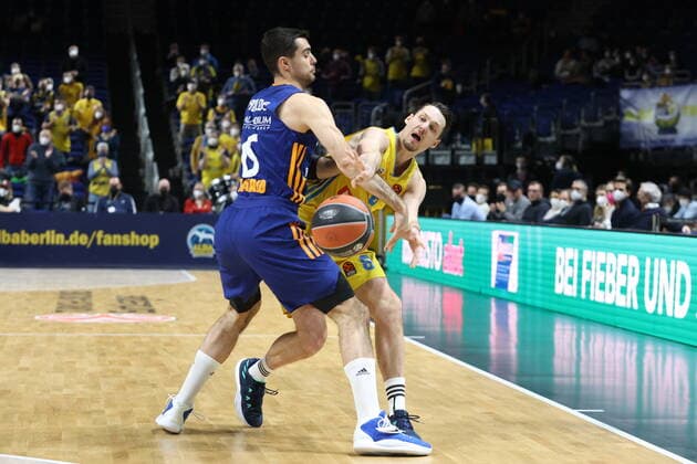 DEU, EuroLaegue, ALBA vs. Real Madrid, 20.01.2022, Mercedes-Benz-Arena, Berlin, DEU, EuroLaegue, ALBA vs. Real Madrid, im Bild Marcus Eriksson (ALBA Berlin 8), Alberto Abalde Diaz (Real Madrid 6)