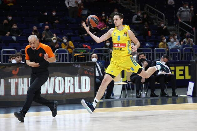 DEU, EuroLaegue, ALBA vs. Real Madrid, 20.01.2022, Mercedes-Benz-Arena, Berlin, DEU, EuroLaegue, ALBA vs. Real Madrid, im Bild Marcus Eriksson (ALBA Berlin 8), Schiedsrichter