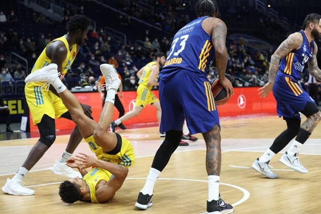 DEU, EuroLaegue, ALBA vs. Real Madrid, 20.01.2022, Mercedes-Benz-Arena, Berlin, DEU, EuroLaegue, ALBA vs. Real Madrid, im Bild Maodo Lo (ALBA Berlin 0), Christ Koumadje (ALBA Berlin 21), Trey Thompkins (Real Madrid 33)