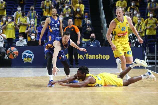 DEU, EuroLaegue, ALBA vs. Real Madrid, 20.01.2022, Mercedes-Benz-Arena, Berlin, DEU, EuroLaegue, ALBA vs. Real Madrid, im Bild Jaleen Smith (ALBA Berlin 3), Luke Sikma (ALBA Berlin 43), Thomas Heurtel (Real Madrid 4)