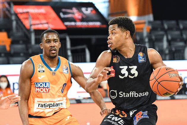 GER, BBL, ratiopharm Ulm vs Niners Chemnitz 22.01.2022, ratiopharm arena, Neu-Ulm, GER, BBL, ratiopharm Ulm vs Niners Chemnitz, im Bild Semaj Christon (Ulm, 0), Eric Washington (Chemnitz, 33)