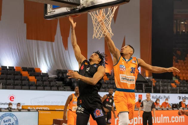 Karim JALLOW (Ratiopharm Ulm, 35) Nelson WEIDEMANN (Niners Chemnitz, 0) Ratiopharm Ulm vs. Niners Chemnitz, Basketball, Basketball Bundesliga, 18. Spieltag, 2021 2022, 22.01.2021, Ratiopharm Ulm vs. Niners Chemnitz, Basketball, Basketball Bundesliga, 18. Spieltag, 2021 2022, 22.01.2021 Neu- Ulm Copyright: xEibner-Pressefotox EP_FMR