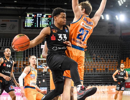 GER, BBL, ratiopharm Ulm vs Niners Chemnitz 22.01.2022, ratiopharm arena, Neu-Ulm, GER, BBL, ratiopharm Ulm vs Niners Chemnitz, im Bild Eric Washington (Chemnitz, 33), Moritz Krimmer (Ulm, 27)